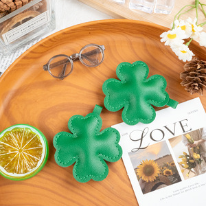 Lindo Mini Llavero de Cuero PU con Trébol Verde, Amuleto de la Suerte de Cuatro Hojas para el Día de San Patricio, Colgante para Mochila, Llavero para Coche, Regalo Popular - Product Image 2