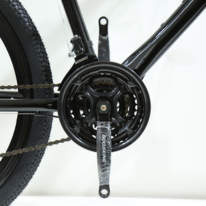 Vélo de montagne tout-terrain avec cadre en acier, pneus noirs, système de suspension, accessoires pour homme - Product Image 4