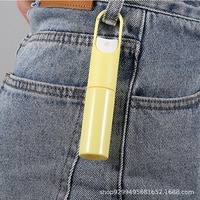 Flacon pulvérisateur de voyage en PETG de 20 ml, coloré, portable, avec crochet, atomiseur de parfum, mini distributeur cosmétique pour échantillon de désinfectant pour les mains