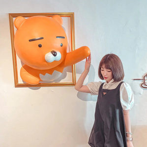 Décoration murale décorative en plastique renforcé de fibre de verre, motif dessin animé 3D Ryan Lion Peachy Jun, idéale pour les cafés et comme accessoire photo pour l'enregistrement. - Product Image 3