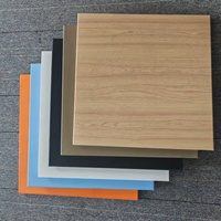 Plaque de plafond en aluminium à grain de bois carré intégré moderne personnalisée pour cuisine américaine, salle de bain, restaurant, grille de plafond facile