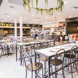 <span class=keywords><strong>Tabouret</strong></span> <span class=keywords><strong>de</strong></span> <span class=keywords><strong>bar</strong></span> haut <span class=keywords><strong>de</strong></span> conception célèbre dans le <span class=keywords><strong>tabouret</strong></span> <span class=keywords><strong>de</strong></span> <span class=keywords><strong>bar</strong></span> d'utilisation <span class=keywords><strong>de</strong></span> restaurant <span class=keywords><strong>de</strong></span> comptoir en bois courbé par métal <span class=keywords><strong>de</strong></span> cadre en acier solide - Product Image 3