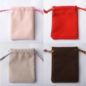Petit sac en tissu de velours recyclable pour bijoux et rouge à lèvres, pochette à cordon avec logo personnalisé, finition satinée - Product Image 4