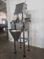 Peseuse linéaire automatique à double tête avec emballage et étiquetage de haute précision pour sacs alimentaires, granulés, poudres, sachets de cigarettes en feuille d'aluminium