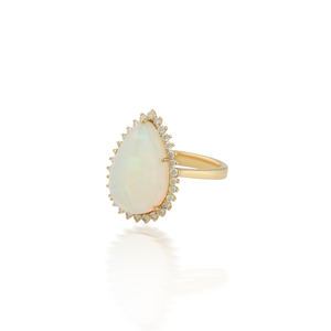 Bague cocktail en or jaune 18 carats avec opale en forme de poire et diamants, style exquis avec cette bague cocktail élégante dotée d'une opale en forme de poire. - Product Image 1