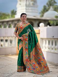 Saree de seda suave Paithani con diseño de pavo real tejido Zari por todas partes y borde de soporte tejido Meenakari y borlas adjuntas en Pall - Product Image 2