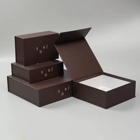 Vente en gros coffrets cadeaux magnétiques en carton rigide boîte de papier d'emballage recyclable pour vêtements avec logo