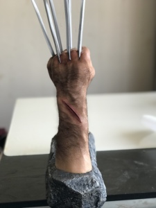 Brazos de Wolverine de Tamaño Real Altamente Realistas en Venta - Product Image 3