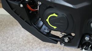 <span class=keywords><strong>Moto</strong></span> tout-terrain électrique 74V 21kW haute puissance 2025 Surron Ultra Bee Black Edition, idéale pour les aventures sur terrains accidentés - Product Image 3