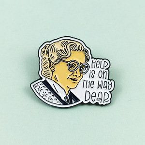 Broche de personnage de dessin animé de grand-mère mignonne, badge de mode anglais, aide en route, chère épingle en émail - Product Image 1