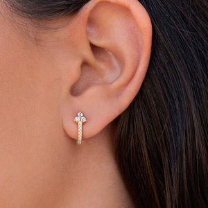Boucles d'oreilles créoles abstraites contemporaines en cuivre plaqué or pour femmes Angles micro-pavés Forme géométrique pour musée à empiler quotidiennement - Product Image 3