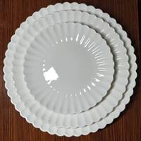 Ensemble d'assiettes en céramique à bord festonné blanc, assiettes à dîner en porcelaine en forme de fleur pour la cuisine, les mariages, les fêtes, la vaisselle de table