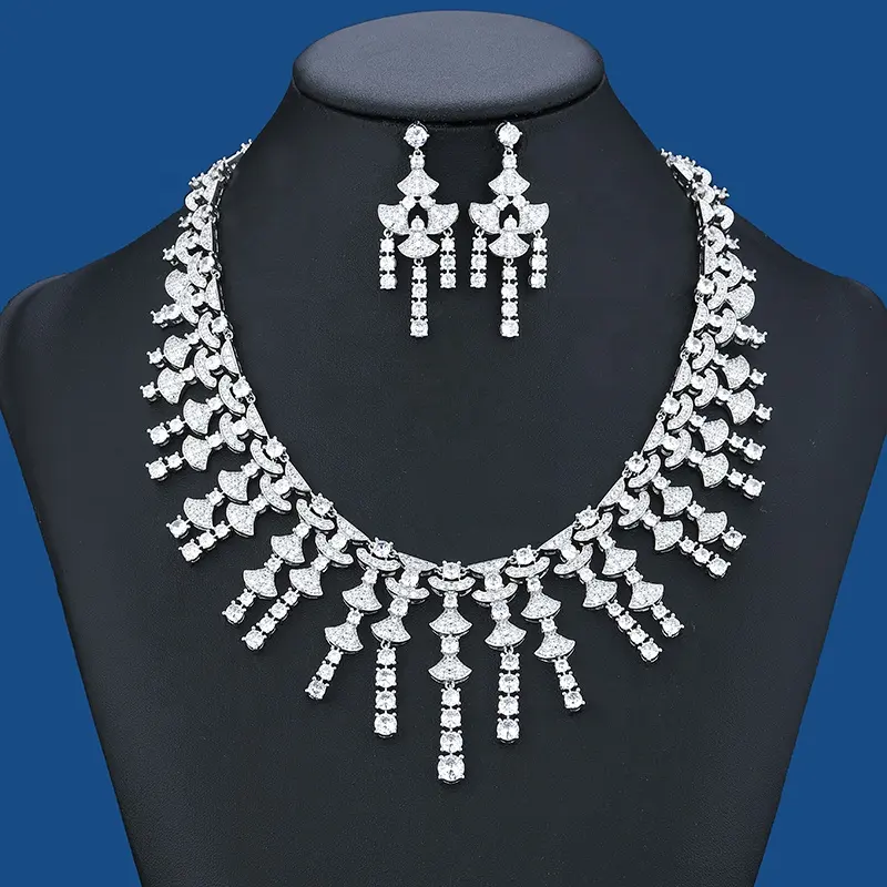 Set perhiasan Zircon tembaga elegan trendi romantis mode baru kalung liontin anting istana wanita