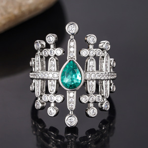 Elegante Anello Geometrico a Goccia Stile Corte per Donne, Gioiello da Dito alla Moda Principesca - Product Image 1