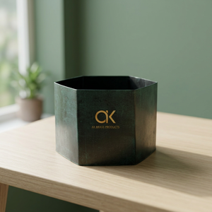 Vase de table hexagonal moderne en laiton AK, finition patine verte, jardinière en métal - Product Image 2