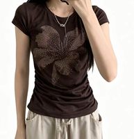 T-shirt ajusté vintage Y2K pour femme, avec applique florale en strass et maille, manches courtes, froncé sur les côtés, coupe slim, haut décontracté et tendance pour femme