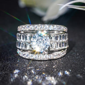 Anello di Diamanti T0408 per Donna, Taglio Brillante Rotondo, Diamante Naturale con Pietre Laterali a Baguette, Stile Classico per Fidanzamento - Product Image 2