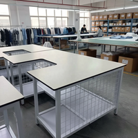 Table de tri de vêtements en U à structure métallique robuste avec plateau stratifié blanc pour l'industrie textile
