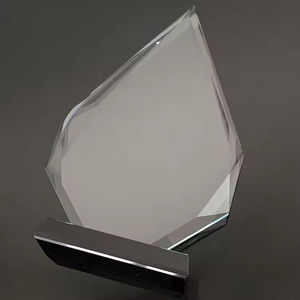 Trofeo <span class=keywords><strong>de</strong></span> Cristal Personalizado en Forma <span class=keywords><strong>de</strong></span> Torre con Base Negra - Product Image 6