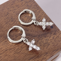 Pendientes de botón delicados de cobre chapado en oro de 18 quilates con circonita, diseño de trébol moderno, regalo para mujer para bodas y fiestas, hecho en China
