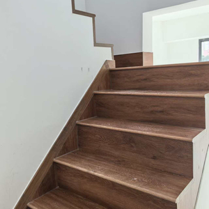 Profilés de nez de marche SPC étanches pour escaliers, pièces de revêtement de sol en vinyle imitation bois pour contremarches et marches - Product Image 1