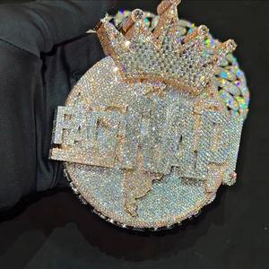 Collar con Colgante de Mapa del Mundo Corona, Fabricado en India, Chapado en Oro Rosa, con Moissanita, Estilo Hip Hop, Disponible para la Venta - Product Image 1