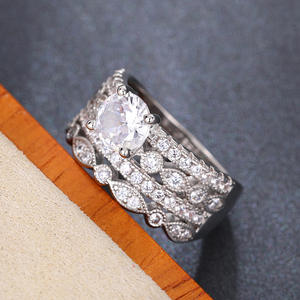 Anello di Fidanzamento Q134 per Donna in Oro Bianco con Diamante Taglio Brillante Rotondo Colore D Naturale e Diamanti Laterali - Product Image 6