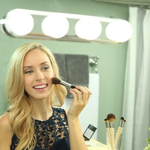 Luz LED de maquillaje con 4 bombillas, espejo portátil con ventosa, luz de relleno para uso diario en el hogar - Product Image 3