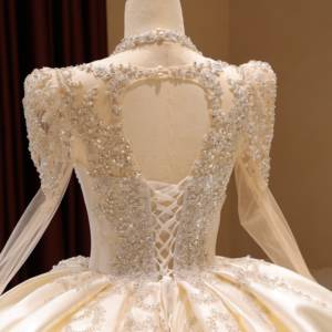 فستان زفاف فاخر وعصري بتصميم ملكي للأميرات، مقاس كبير، مزين بالدانتيل والشبك وأحجار الراين، بفتحة رقبة على شكل V، وشرابات طويلة، وكريستال، وظهر مكشوف - Product Image 6