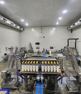 Machine à emballer automatique de plateau de nourriture de technologie avancée à grande vitesse avec la fonction de remplissage et de cachetage pour la viande de casse-croûte de riz - Product Image 3