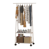 Support de présentation de vêtements triangulaire avec étagère de rangement
