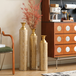 ชุดแจกันโลหะตกแต่งบ้าน 3 ชิ้น ดีไซน์แบบวินเทจ พร้อมลวดลายเถาวัลย์ ขนาด 34 นิ้ว 29 นิ้ว แจกันตั้งพื้น - Product Image 1