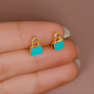 Pendientes de Moda con Diseño de Mini Bolso, en Acero Inoxidable 316L con Baño de Oro PVD y Esmalte Turquesa - Product Image 3
