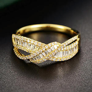 T0143 Anello da donna in oro giallo con diamanti taglio baguette colore G naturale, fede nuziale per lei - Product Image 1