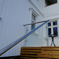 Balustrade d'escalier moderne personnalisée en acier inoxydable 304 avec support de verre, idéale pour hôtels, villas et duplex – Garde-corps en verre en forme de D, directement de l'usine