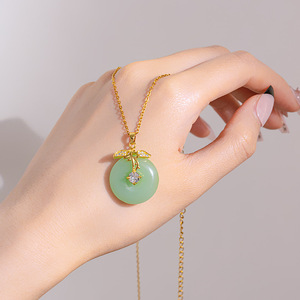 <span class=keywords><strong>Collana</strong></span> Vintage Placcata <span class=keywords><strong>Oro</strong></span> con Giada Bianca e Verde, Trendy <span class=keywords><strong>Collana</strong></span> con Ciondolo in Giada Verde in Acciaio Inossidabile per Ragazze - Product Image 4