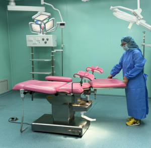 クリニックの産科診察と出産治療のための電動多機能婦人科分娩ベッド - Product Image 1