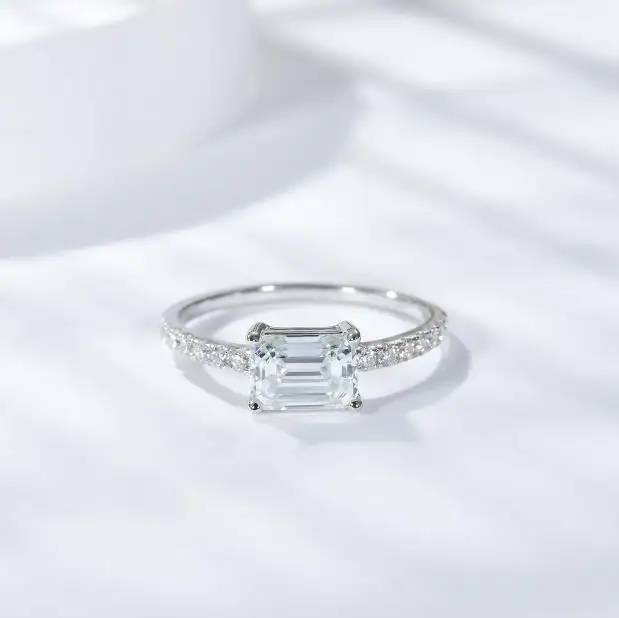 Women Ring VVS Iced Out Handset White Moissanite Diamond Emerald Cut 1CT Moissanite Promise Rings