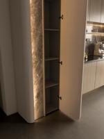 Buffet moderne élégant en bois massif crème avec bande LED verticale pour bar à domicile, salon, cuisine, salle à manger