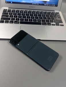 Teléfono Plegable Galaxy Z Flip3 8GB+256GB 5G con Pantalla AMOLED, Sensor de Huellas Dactilares, Color Verde Oscuro - Product Image 1