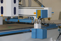 Machine de gravure sur bois CNC automatique 3D pour meubles avec table de chargement et déchargement automatique 1300*2500mm