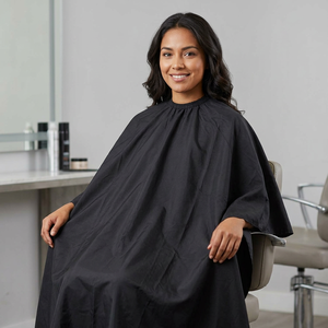 Cape de Coiffure Professionnelle en Polyester Imperméable Confortable avec Fermeture à Boutons Pression 50x56 Pouces Antistatique Noire - Product Image 1
