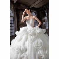Robe de bal simple et personnalisable en tulle blanc, confectionnée à la main, avec col carré et motifs floraux ornés de strass, design original Strength Factory