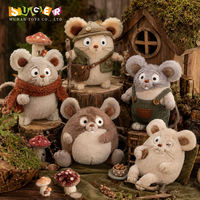 Peluche Artisanale Souris Sauvage de la Forêt, avec Gilet d'Explorateur, Écharpe, Salopette et Scène Champignon, Mignonne Poupée Ronde en Peluche