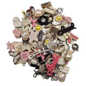 จี้ตกแต่งเคสมือถือแบบผสมผสาน ดีไซน์เนอร์แบรนด์ดัง โลโก้แบรนด์ดัง ประดับด้วยคริสตัล สำหรับงาน DIY - Product Image 5