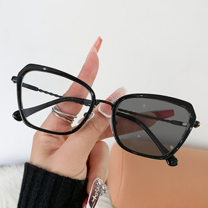 MK25824 Nouvel Arrivage Oeil de Chat Mode Photochromique Anti Lumière Bleue Lunettes Vente en Gros <span class=keywords><strong>Pas</strong></span> <span class=keywords><strong>Cher</strong></span> Lunettes Optiques pour Femmes - Product Image 2