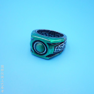 Anillo de cobre fundido a medida con forma geométrica, joyería unisex en oro y plata para accesorios de cine y televisión. - Product Image 3