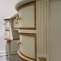 Commode de maquillage et coiffeuse blanche ornée à 5 tiroirs avec miroir triple, style classique français et finition dorée