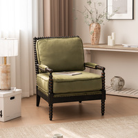 Fauteuil Bobbin avec structure en bois massif tourné, velours vert olive, garniture cloutée, accent vintage pour salon et chambre à coucher