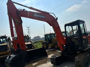 Excavatrice sur chenilles Doosan DH55 d'occasion de haute qualité, faible nombre d'heures, moteur Yanmar, poids opérationnel de 5 tonnes, pompe à engrenages, roulement, PLC à vendre - Product Image 4